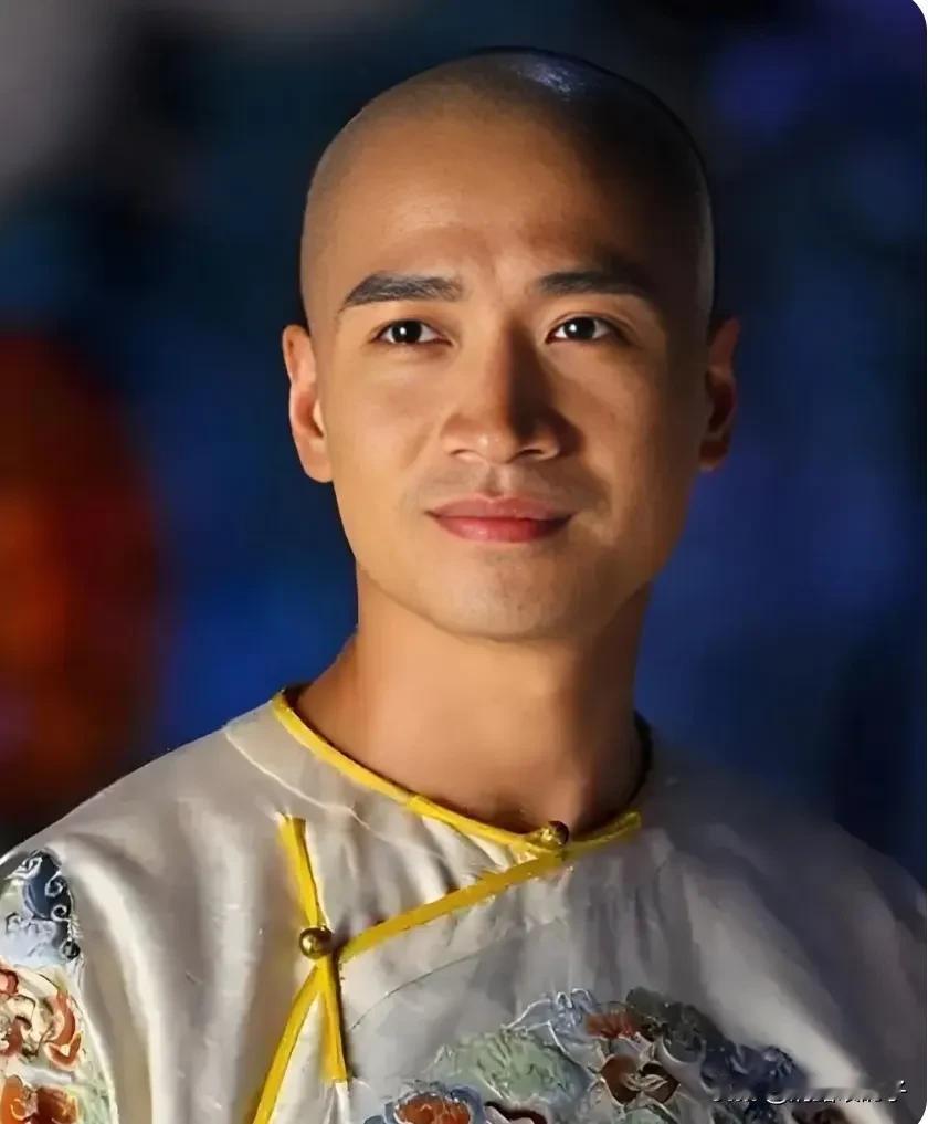 何晟铭不为人知的 8件事：

1. ​原名叫何敏，曾改名“何味奇”，后改“何晟铭