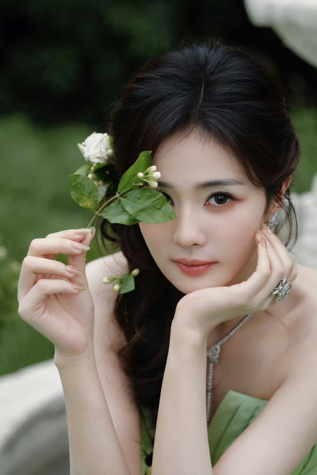 白鹿茉莉花仙子白鹿这“茉莉花仙子”当得也太接地气了！别人走红毯怕走光、怕表情崩，