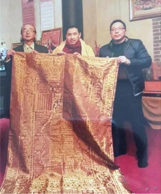 2005年，一件旧袈裟在北京拍卖，却无人问津，一男子觉得蹊跷，花9万买下。回家后