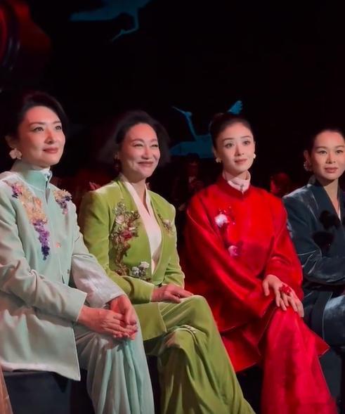 周涛惠英红蒋欣胡杏儿新中式造型 一场活动集齐四位姐姐的新中式造型，青绿鲜活、红裙