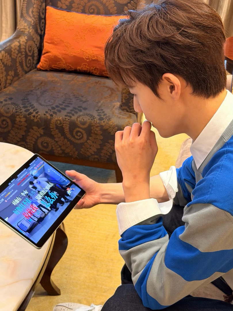 李昀锐复盘奔跑吧撕名牌李昀锐plog里的小细节走心复盘加上氛围感plog，不浮躁