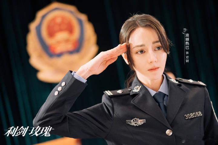 迪丽热巴千字长文里，满是对邓妍警官的不舍与敬意。她的付出我们都看在眼里，望天下无