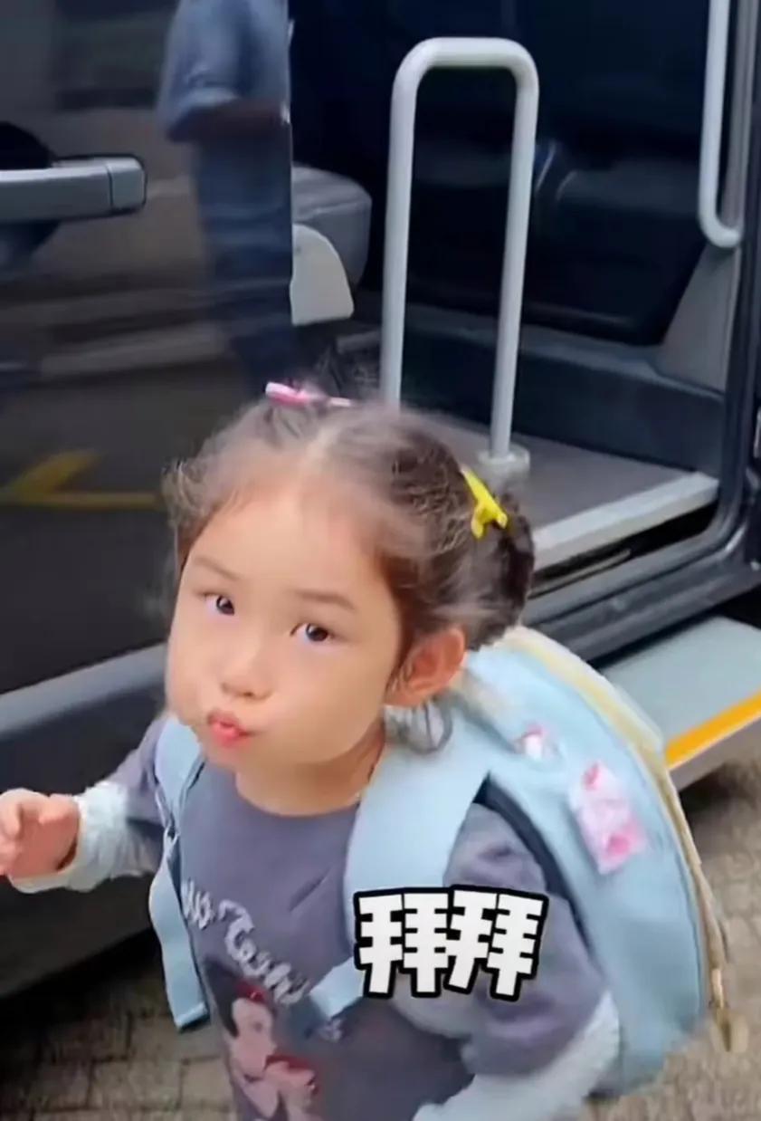 严屹宽5岁的女儿差点在国外走失。杜若溪情绪崩溃，抱着女儿哭了。
炎热的九月，开学