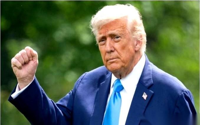 特朗普这回把全世界都给忽悠了。
大家还在盯着美伊什么时候开火、什么时候谈判，他的