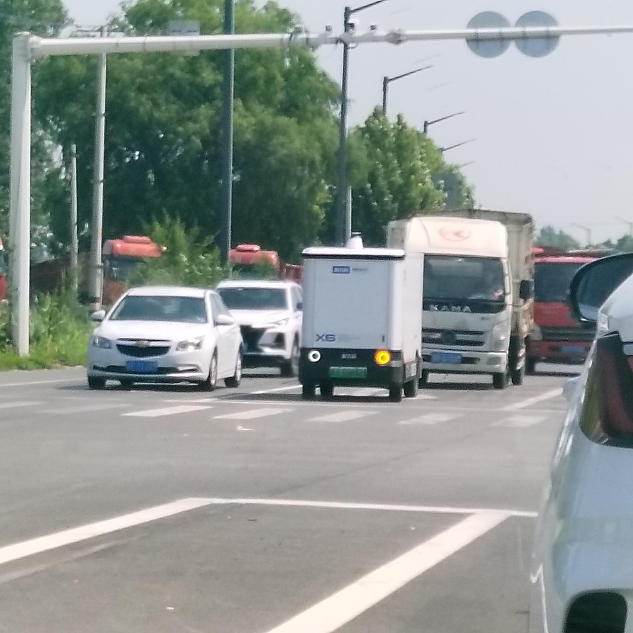 今天回农村老家的路上，居然发现了这种无人驾驶的汽车！这种无人驾驶汽车已经开始从城