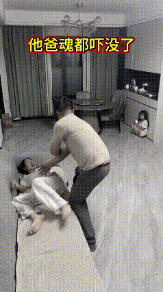 你们在干嘛？

爸妈在干嘛？
女儿身后叫。
男子回头看，
吓得一声叫。
夫妻想过