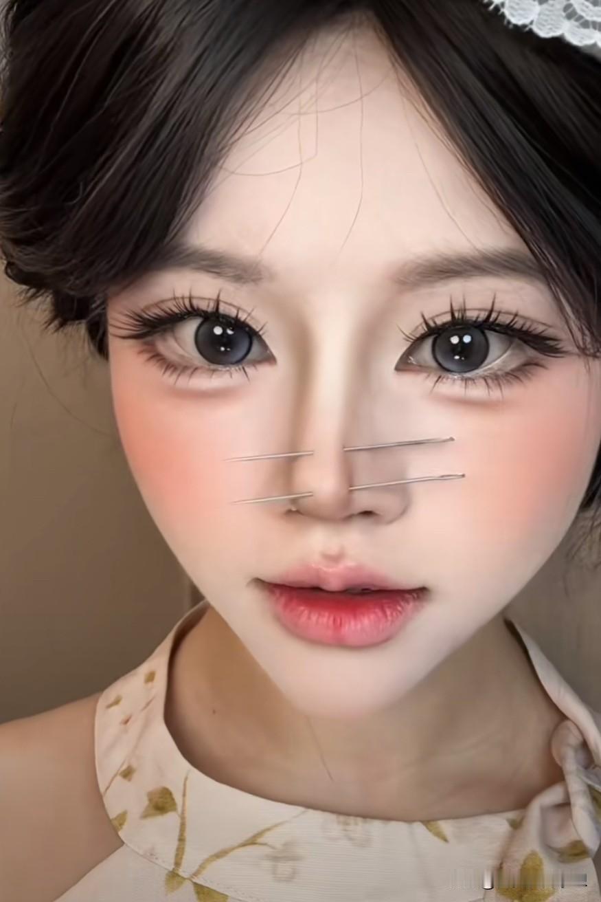 一女孩刚想亲回来，在沉浸式卸妆，这妆前妆后简直是判若两人！

这鼻子假的，长睫毛