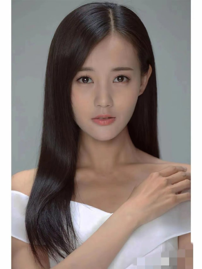 李一桐也是神奇，电视剧几乎都是女主，拍了几十部，资源好到爆，但就是不温不火 ​​