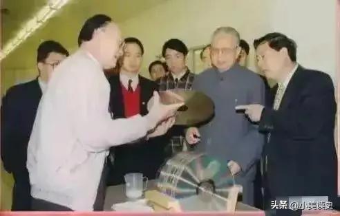 1995年华国锋同志携夫人视察深圳，市里主要负责同志轮流陪同考察汇报。华国锋同志