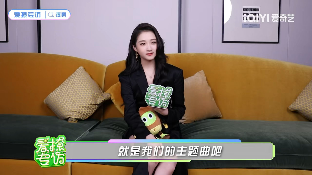 关晓彤推荐周深新歌专访现场关晓彤安利周深《我们不散》，还用这首歌形容齐时曹信的羁