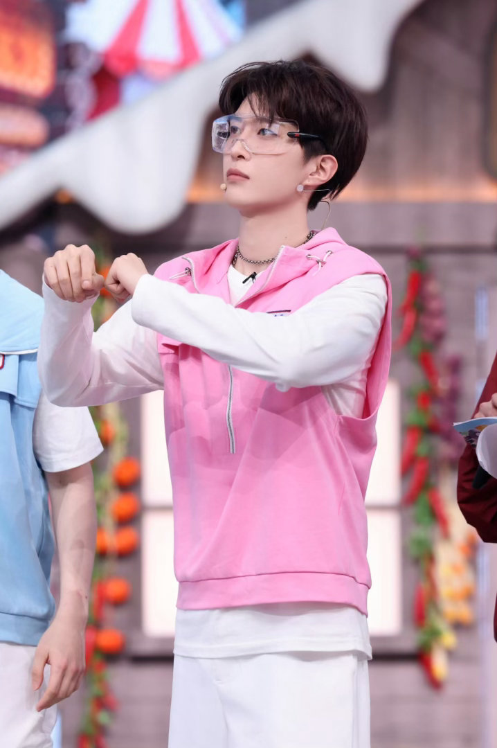 范丞丞脖子长的好处至今没发现范丞丞脖子长的坏处别人被喷像大暴雨洗脸，范丞丞被喷只