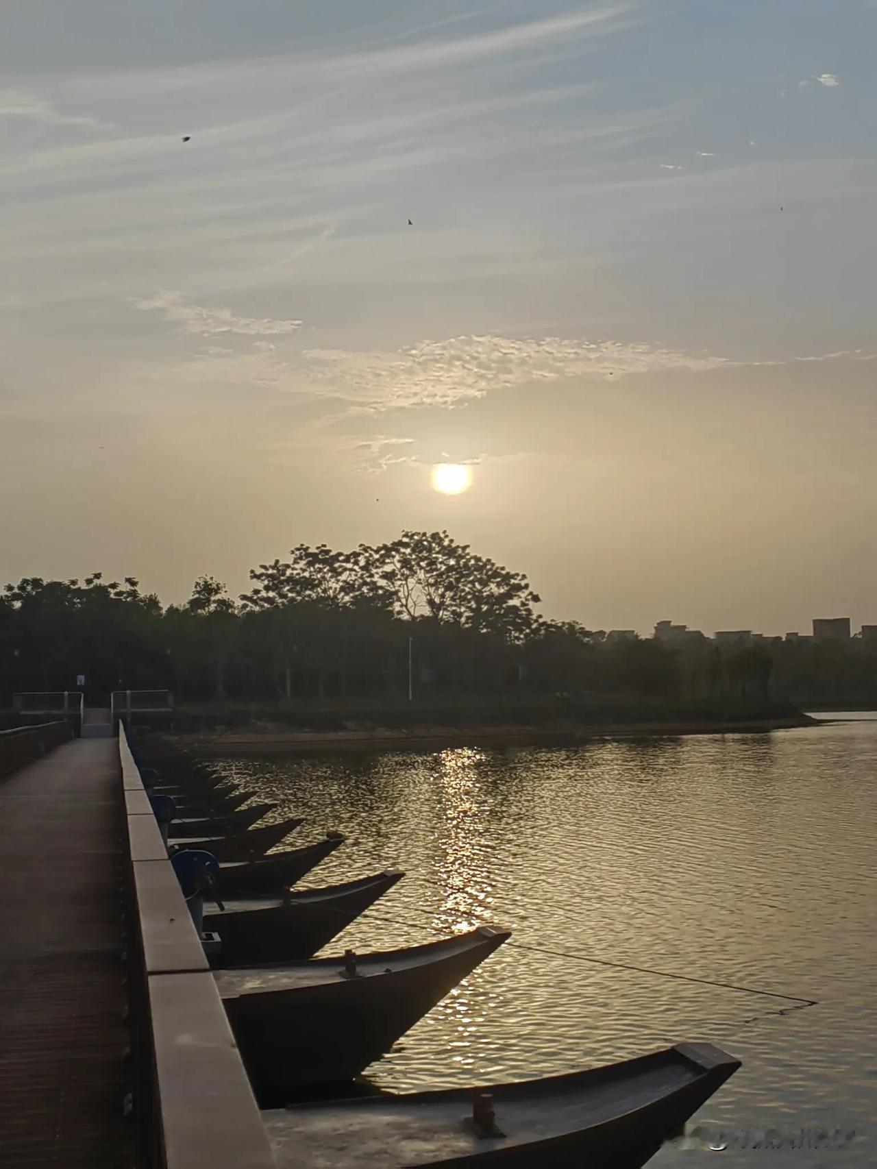 夕阳、浮桥、湖水，一起告诉我们一个关于周末、关于悠闲的故事！