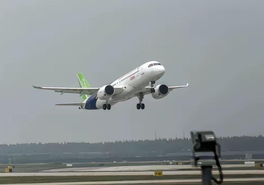 以牙还牙！欧美故意不给中国C919发适航证，就是想卡住国产大飞机的脖子。我们也不