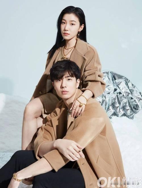 她们这对小夫妻，光辉灿烂，在全国人民心中都有她们的光辉时刻。在台上的昧力吸引人们