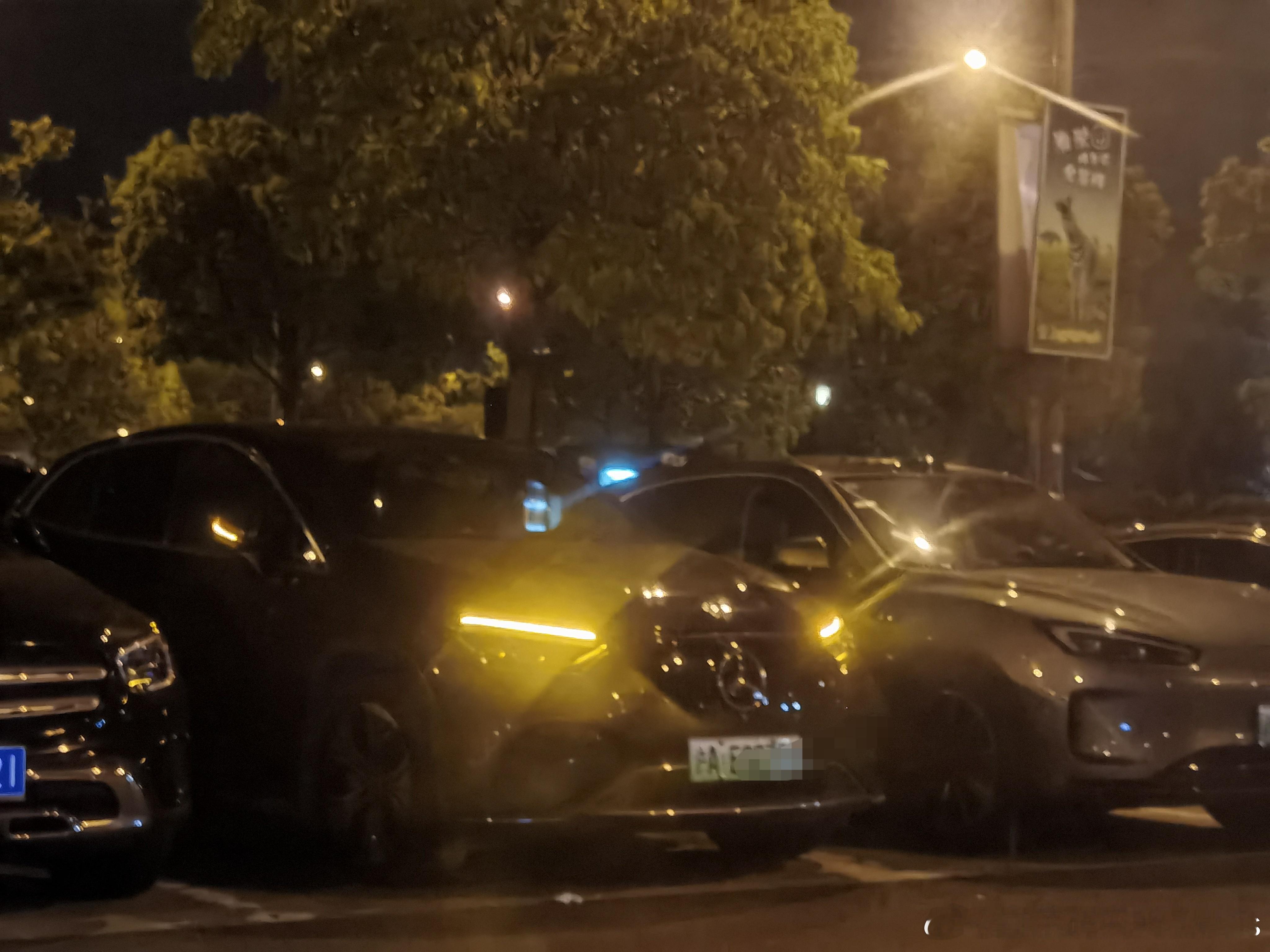大叔为了找车，连按了十几下解锁，本来想着在旁边休息下，这声音跟交响乐似的。话说现