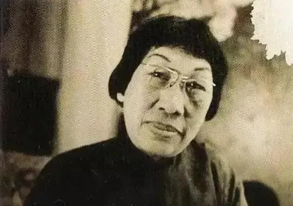 1908年，13岁的潘玉良被舅舅卖到妓院，妓院的老鸨嫌弃她长得太丑，坚决不收：“