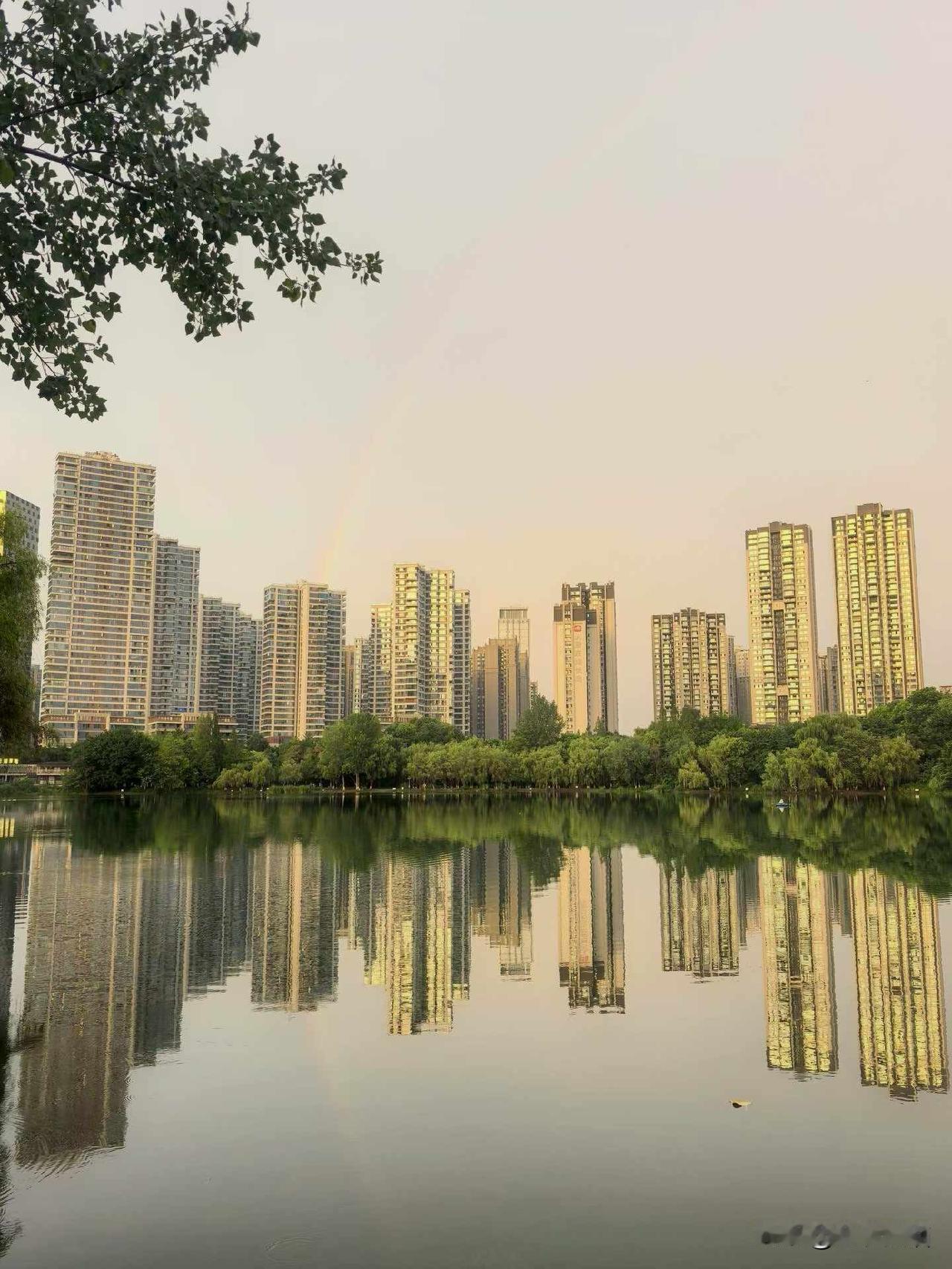 风雨之后见彩虹，东湖晚霞映天空。
图文原创：雾中花
晒图笔记大赛