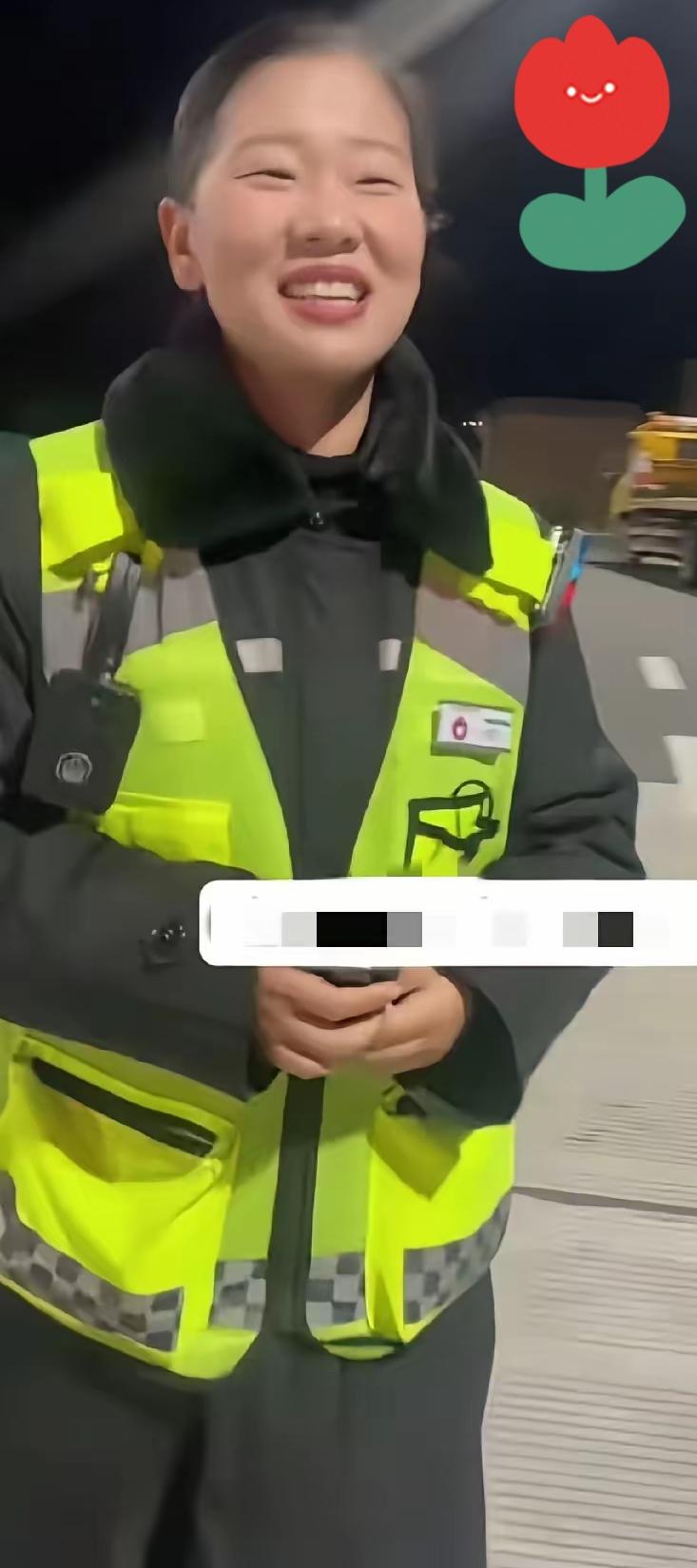 寒冷深夜，男子开电车在高速上没电，收费站女收费员的一个举动，让网友吵着要把她送上