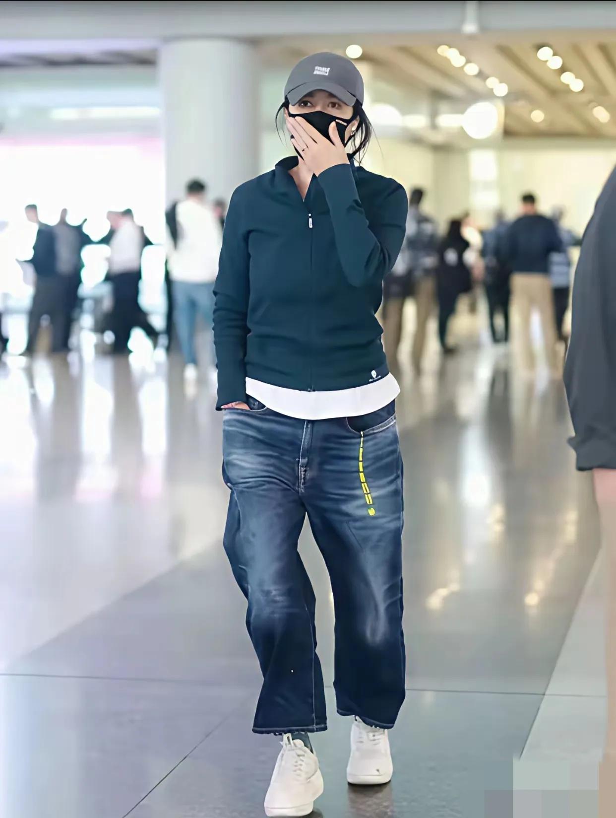 网友在街头偶遇那英，快60岁的她身材依旧那么好，真是让人惊叹！58岁的那英在同龄