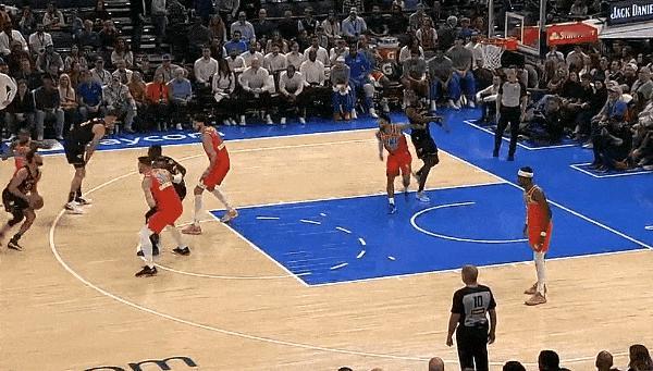 状态不错！库里复出轻松命中三分！
在今天NBA常规赛勇士对阵雷霆的第一节比赛中，