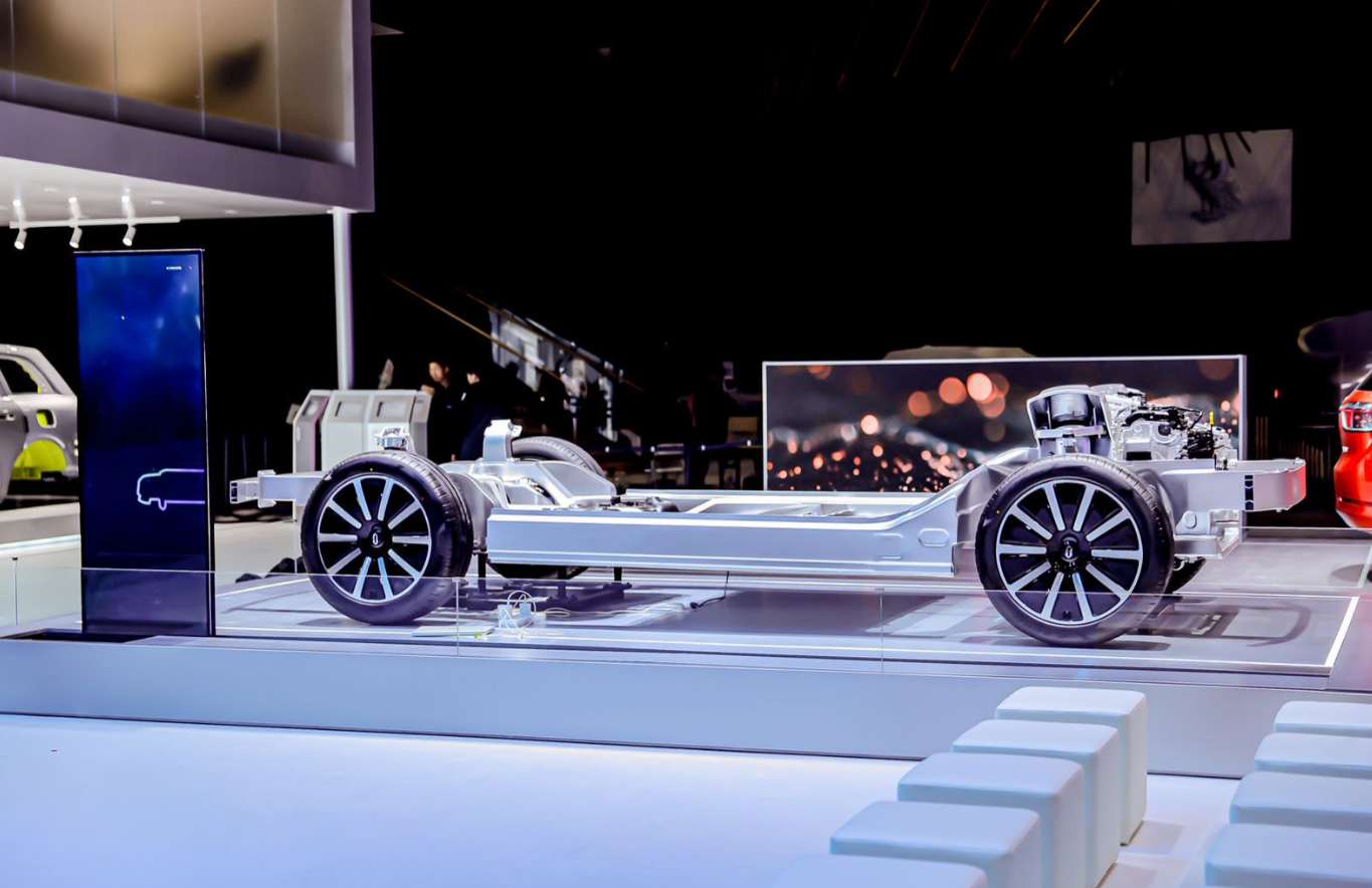 问界全系闪耀广州车展，赛力斯魔方技术平台2.0引领智能电动新未来