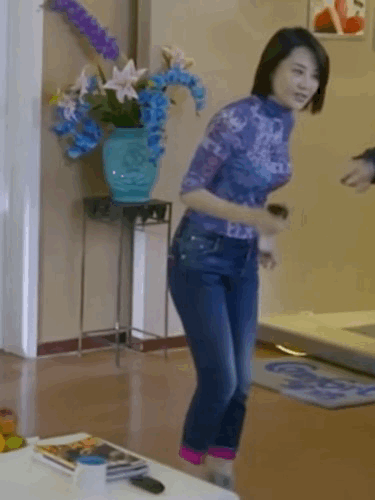 看过许晴穿“紧身牛仔裤”的人才懂得，真的有一种身材叫做“紧致丰腴”！

今年55