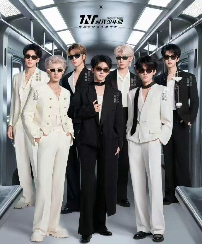 时代少年团黑白西装墨镜大片时代少年团未来感墨镜大片 哇！时代少年团未来感墨镜大片