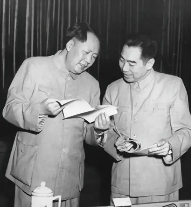 在1953年的一次会议上，梁漱溟顶撞毛主席，两人发生了激烈的争执。
当时，何香凝