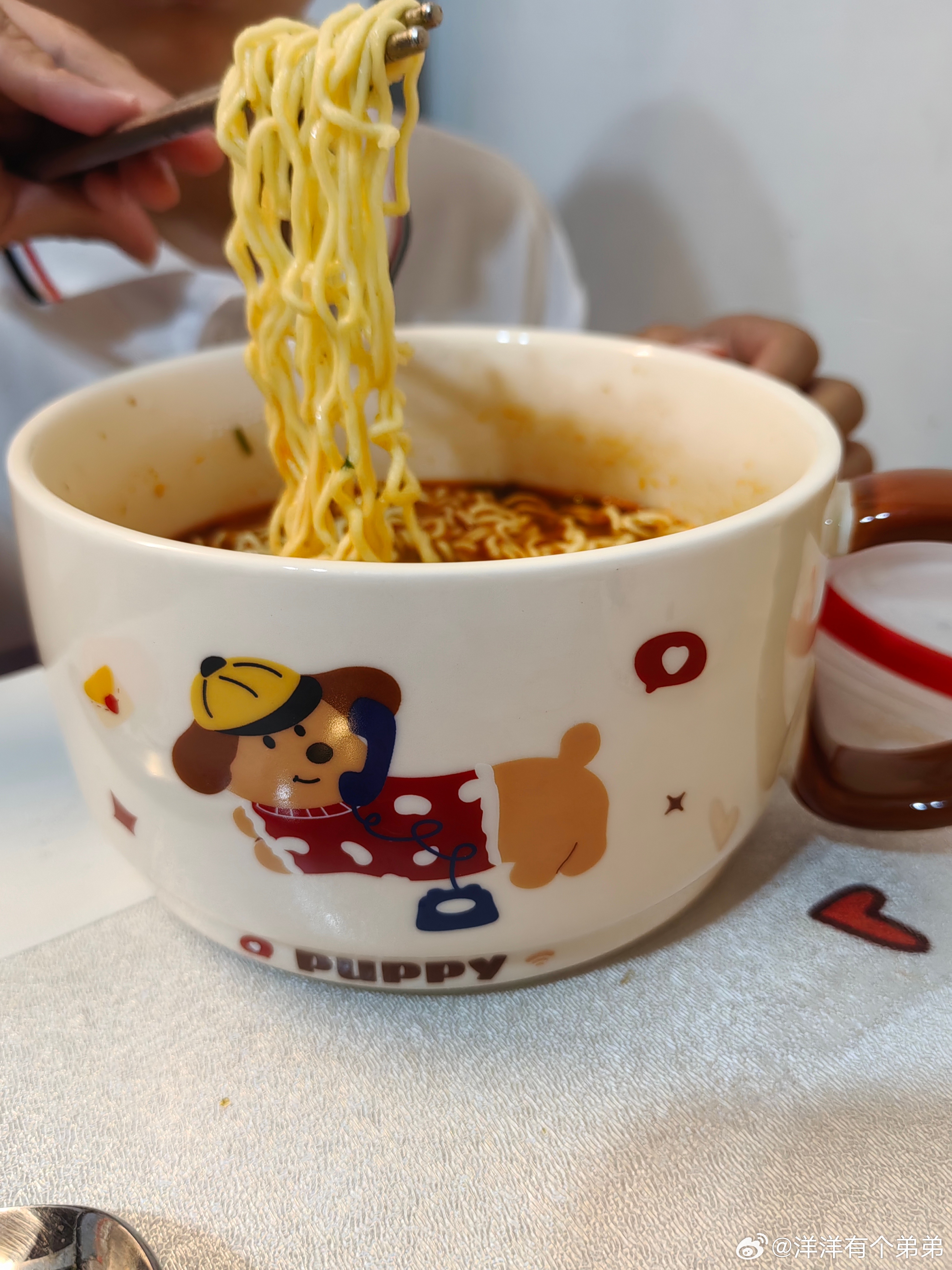 新买了两个泡面碗颜值很高啊哥哥和弟弟很喜欢立马泡面当夜宵了 ​​​