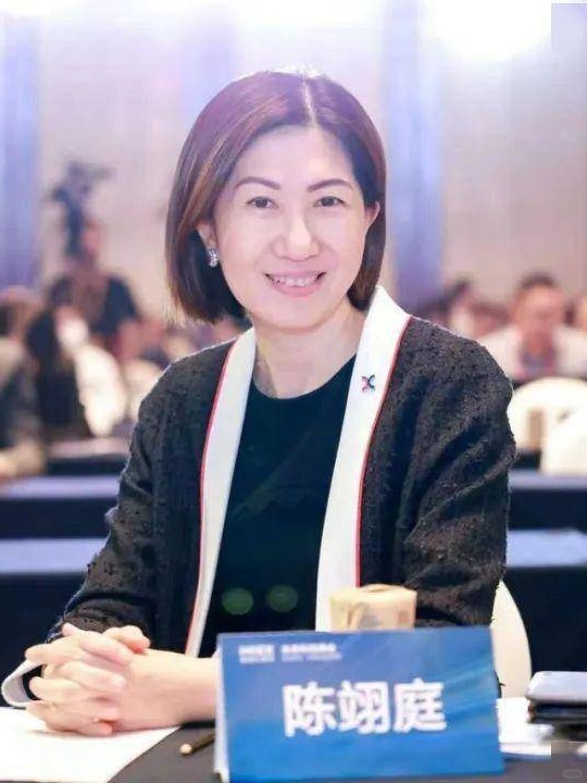 刚刚，港交所宣布一位女CEO