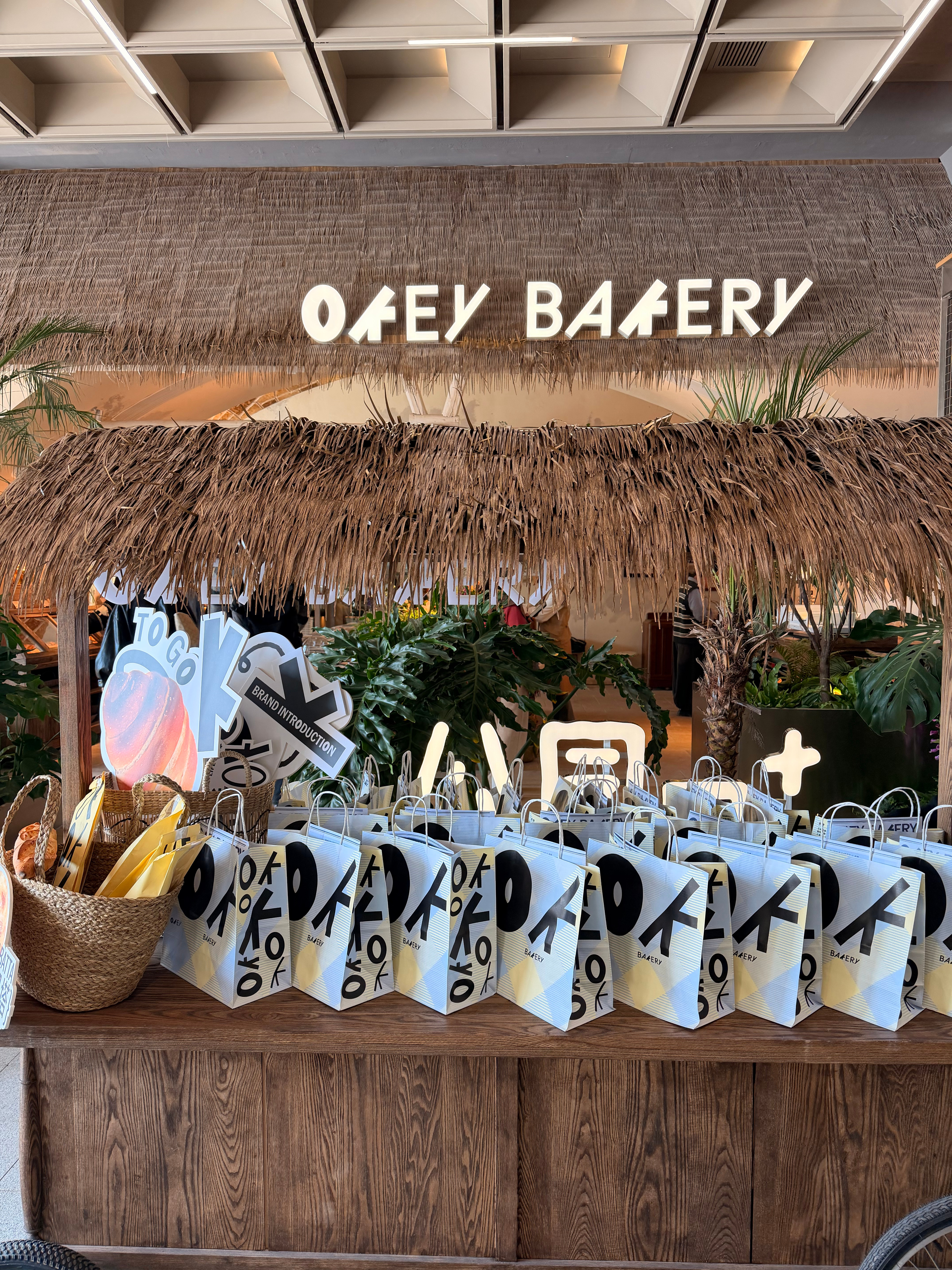 北京新开过来的面包店，各个品种面包蛋糕全覆盖，店面很大，有韩国面包店那味儿了。现