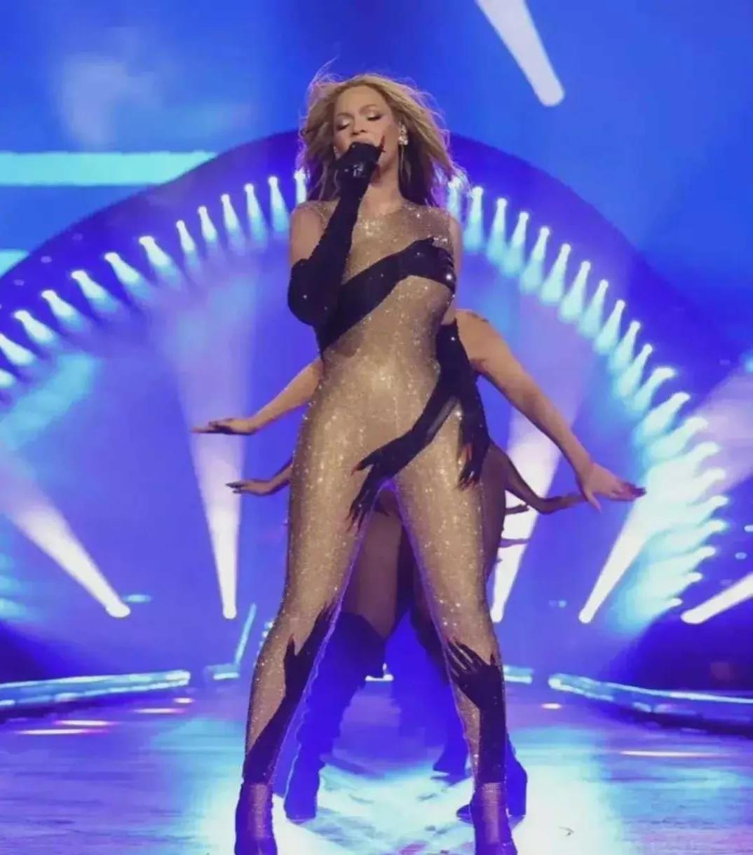 在这次巡演中，碧昂斯再次彰显了自己的时尚魅力和创新精神。她所穿的一身金色修身连体