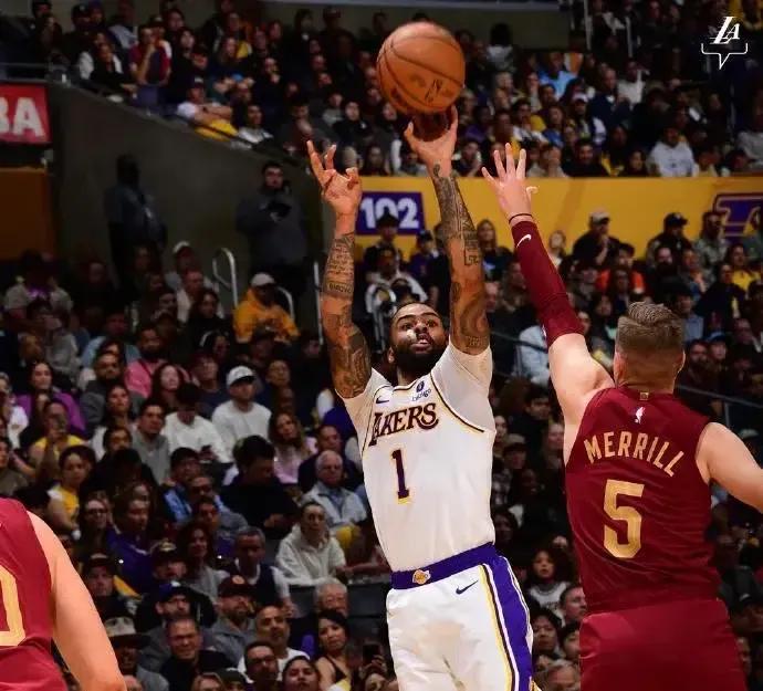 骑士老东家给力，湖人三巨头爆发，终于反超国王来到西部第八。
第一，骑士本场比赛相