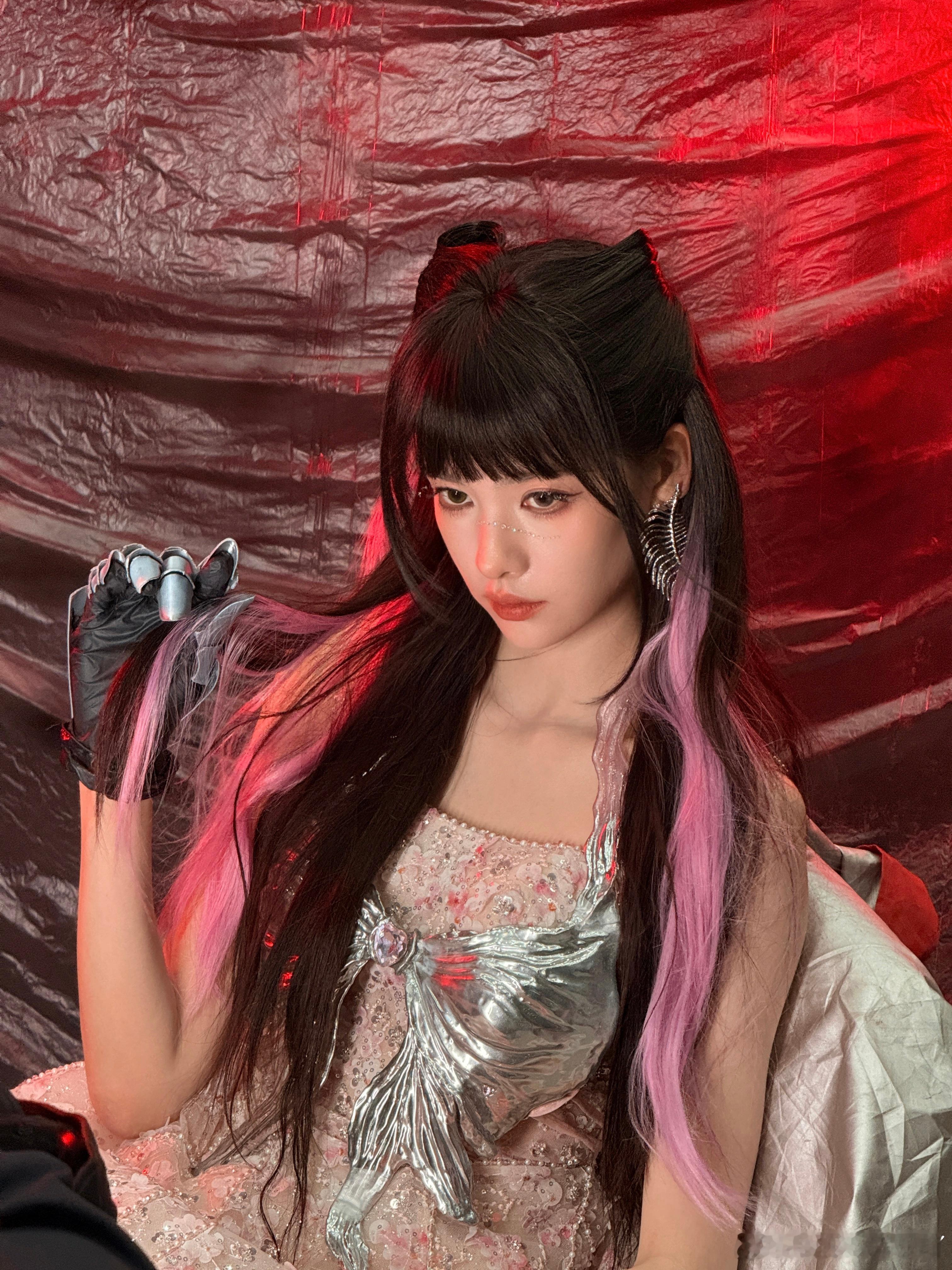 达拉崩吧张艺上有刘海真的绝了！瞬间从清冷挂变成甜酷风，辨识度直线上升，舞台上的她