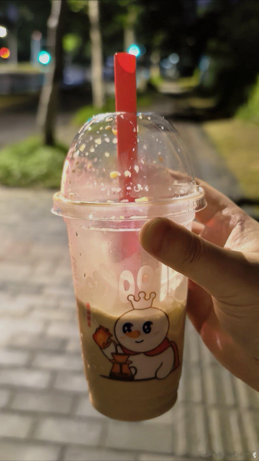 台风过境，风雨未歇，憋了两天了，还是出门散个步 