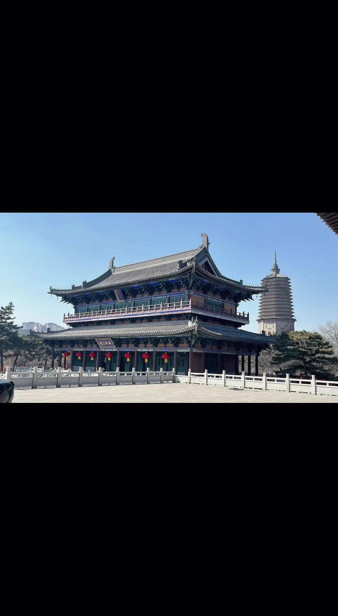 🏯飞檐挑起千年流云，白塔静立时光长河。一砖一瓦皆禅意，风过檐角是历史在低语🌿