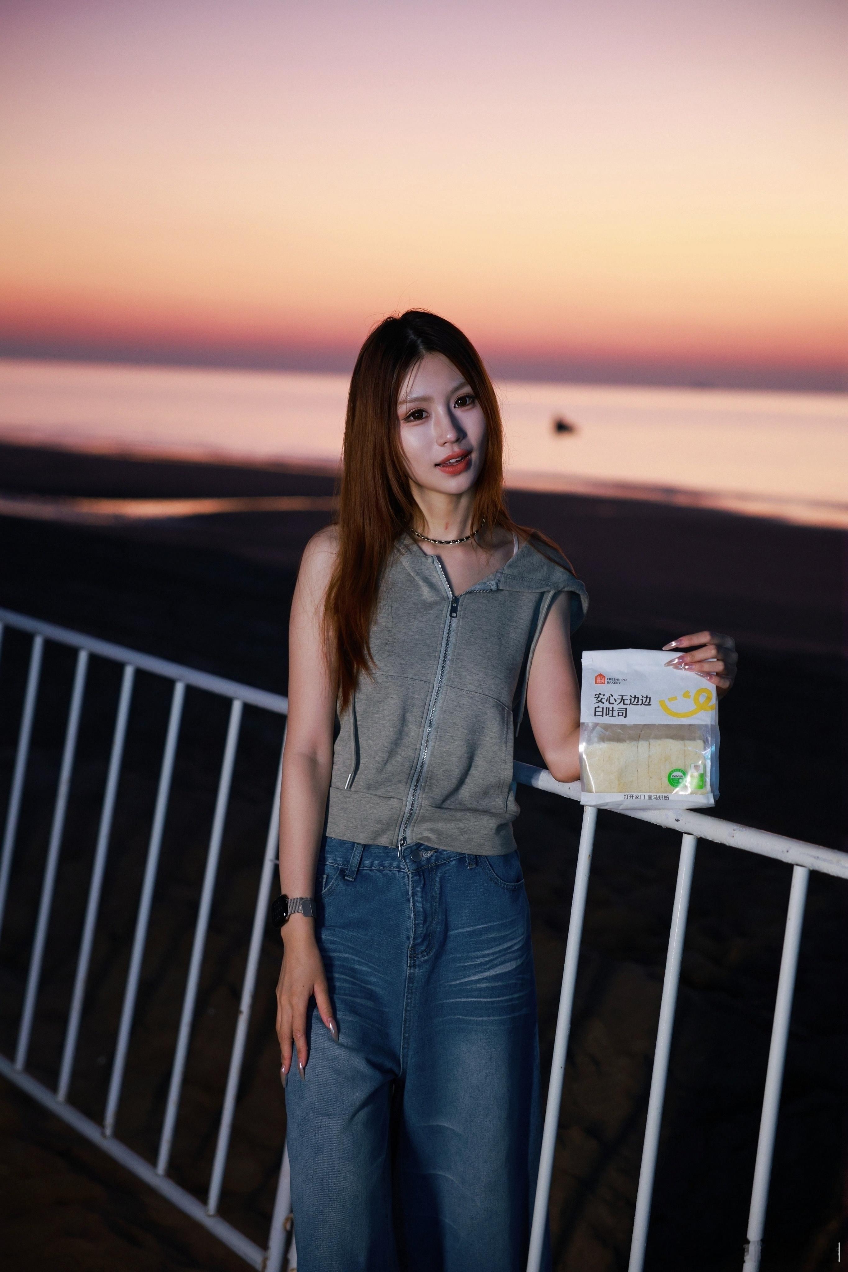 原来真的有人住在里面盒马阿那亚盒我一起发现新鲜阿那亚盒马把烟火气搬到音乐节，看海