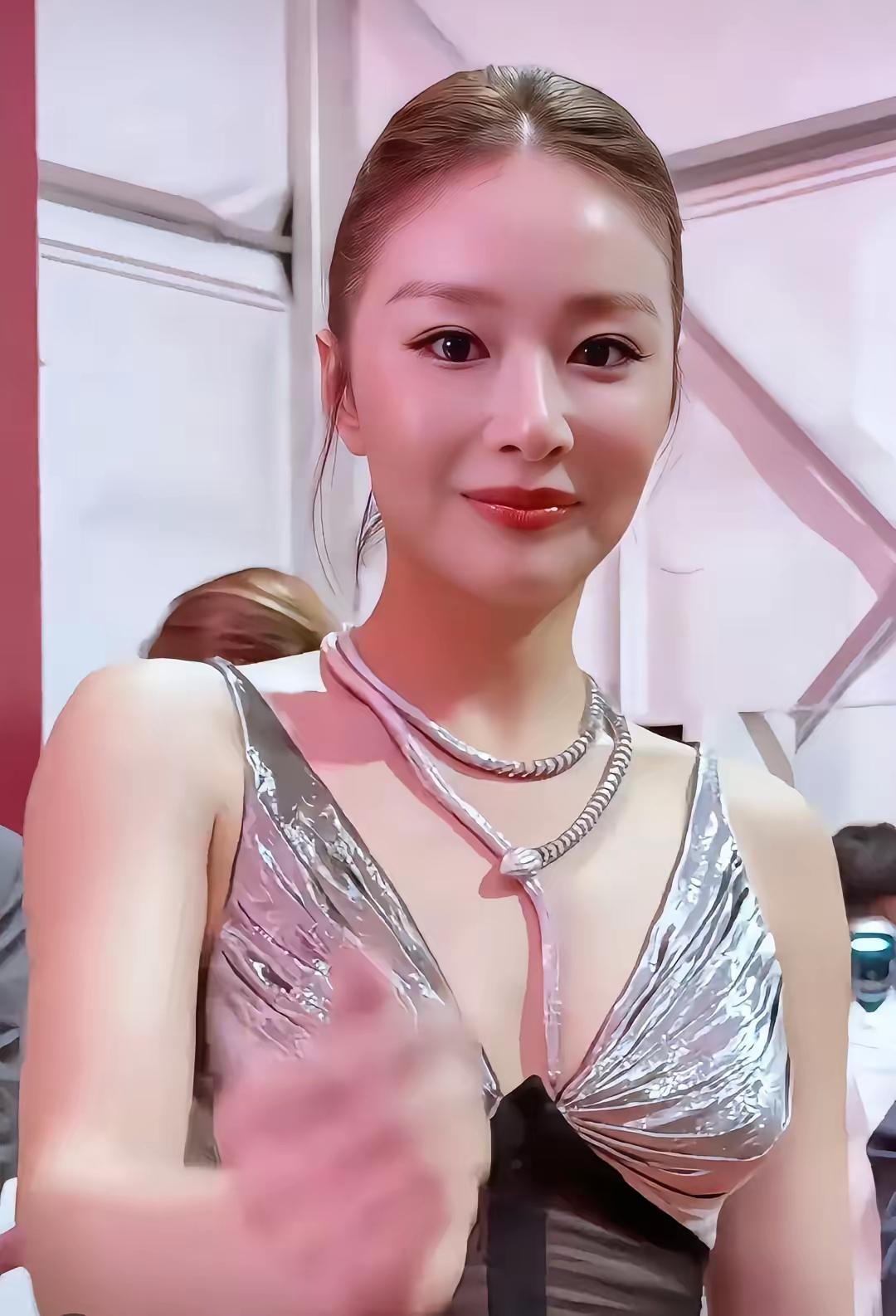 我闺蜜从上海电影节回来，拉着我说："千万别去现场看高叶，见完真人我直接怀疑人生了