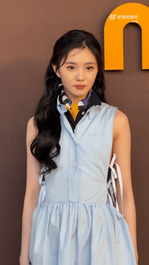 刘浩存回头这一幕好美 刘浩存回头这幕杀疯了！眼睛里仿佛有星辰，嘴角浅笑温柔灵动，