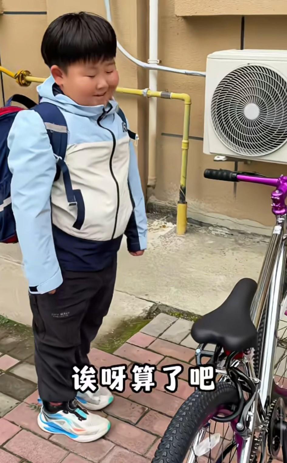 这个小孩哥太赞了！他被父母教育的很好，得到了大家的一致夸赞！

母亲为了让胖儿子