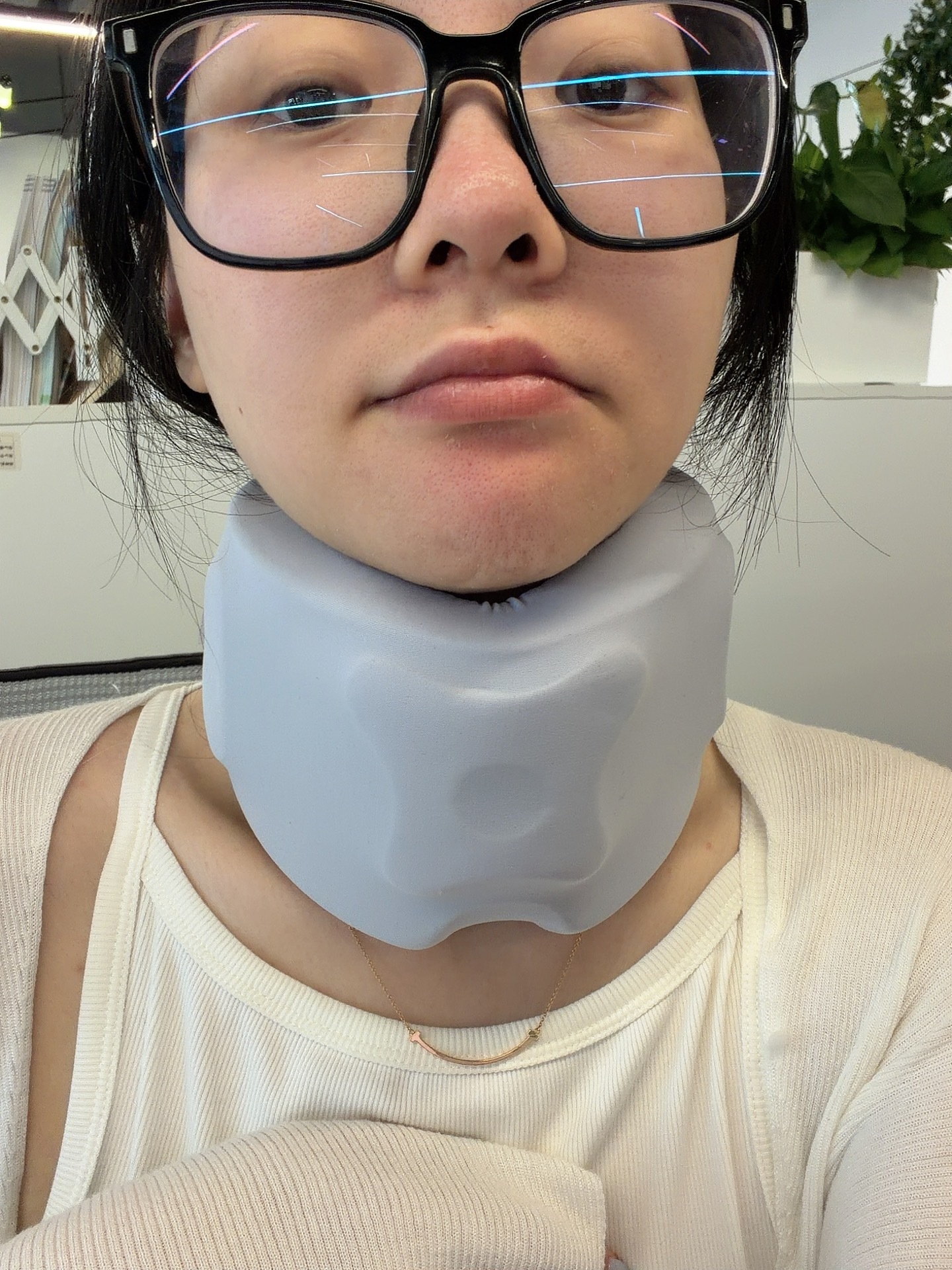 办公室舒适两件套：防低头的颈枕和舒服的拖鞋。 ​​​