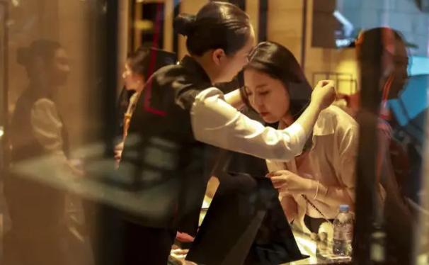 老铺黄金的招聘有点意思，专门招有6年以上空乘经验、当过乘务长的人来做驻店客服经理