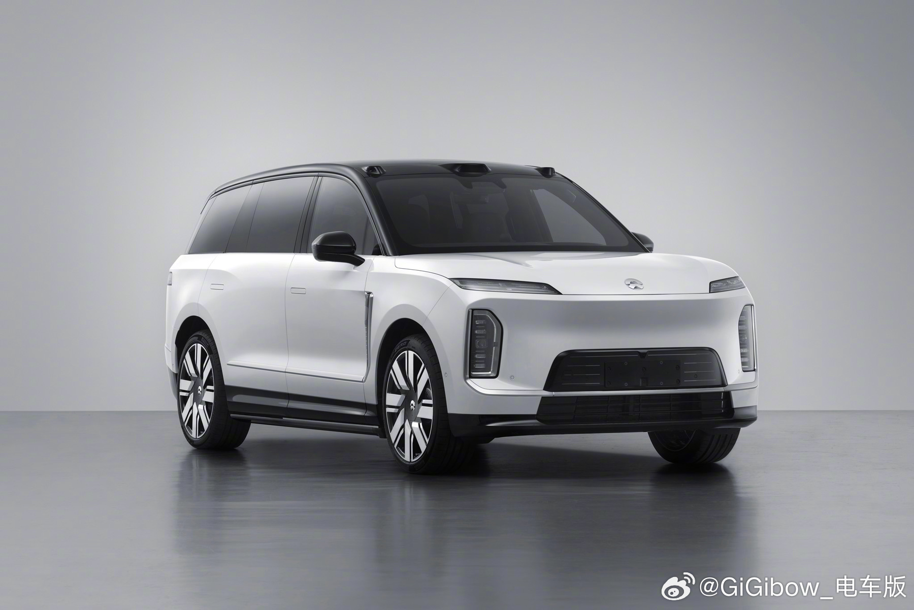 或许大家看工信部的照片并不能直观地感受到全新ES9的体量。给大家对比一下传统的超