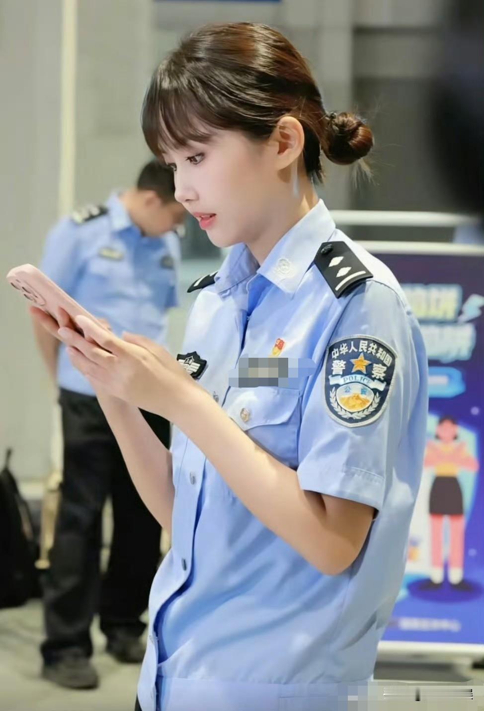 随着“上海女警撞脸邱淑贞”话题持续发酵，这位神秘女警的身份终于浮出水面——她并非