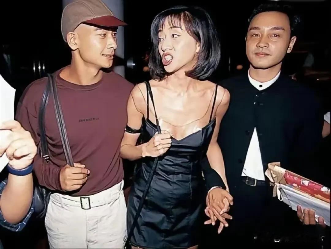 明星果然与众不同，
明明那时梅艳芳和赵文卓才是一对，
但和她十指紧扣的却是哥哥张