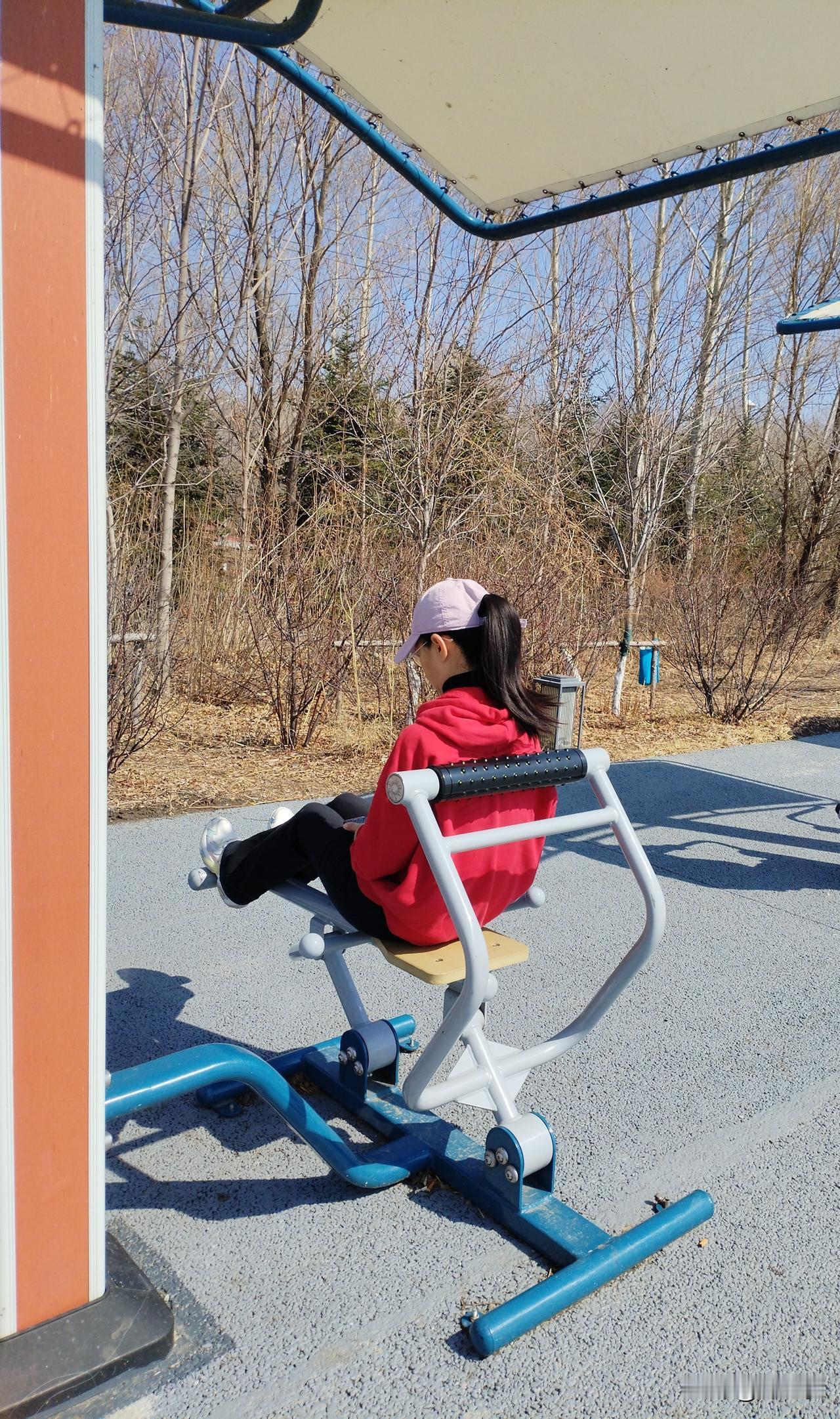 少女心
少女心事很难猜，
春风萌动花盛开。
柔软身姿留背影，
请续句……
（痴痴