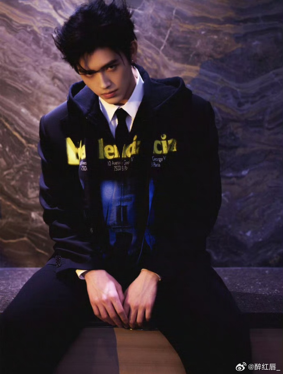 陈飞宇风格大变hello时装周这次的时装周造型让大家看到了陈飞宇更多的可能性，褪