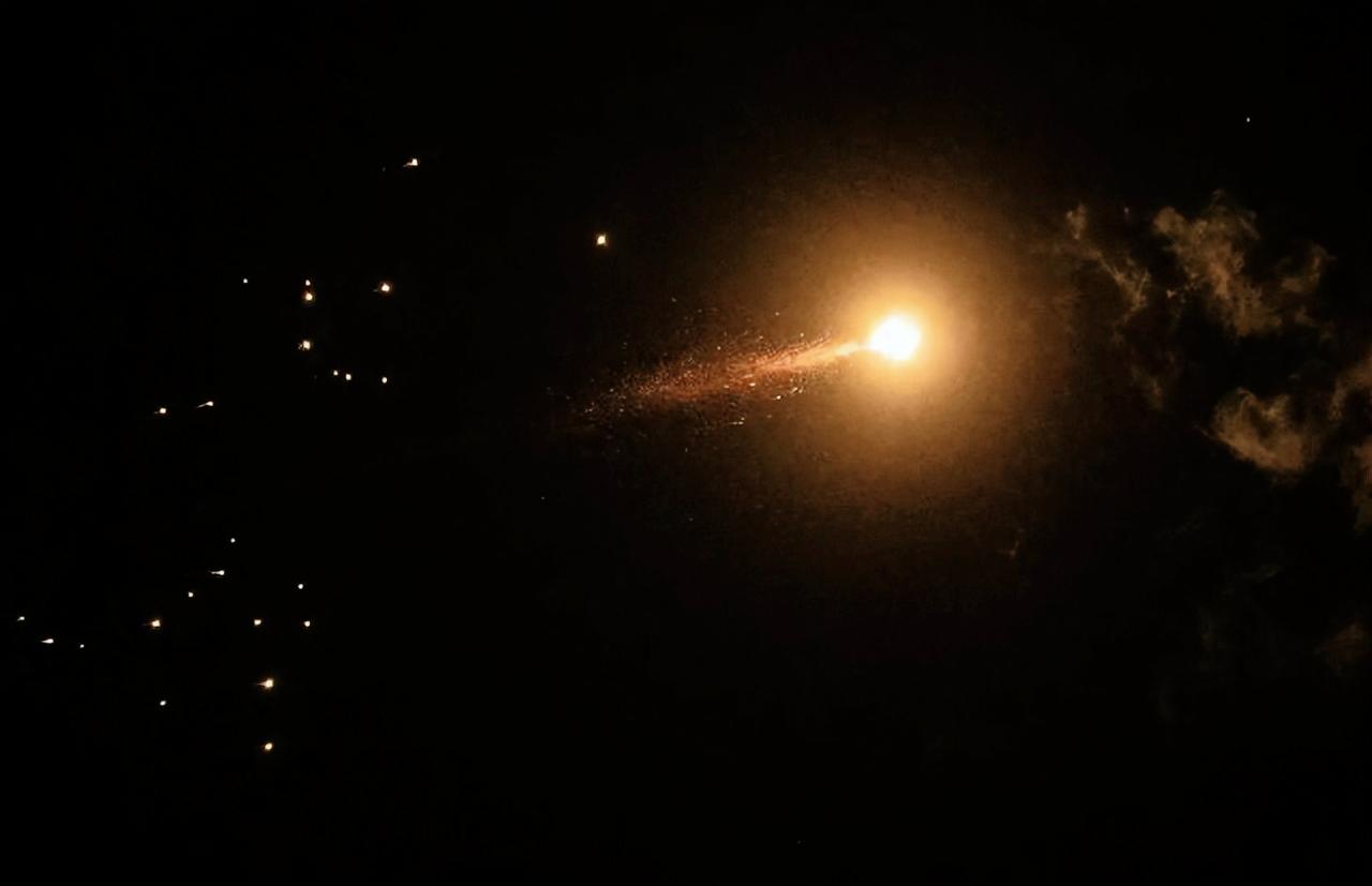 特朗普还是过于傲慢了！美以打伊朗，越打越胶着，然而特朗普还嘴硬说要打到底，眼看美