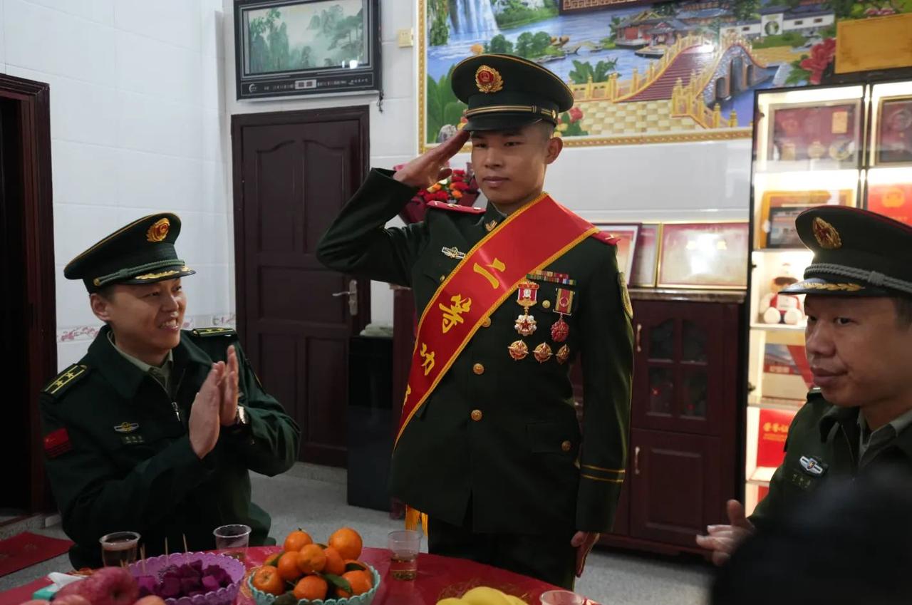 2025年3月，在第五届冬季世界军人运动会上，姚其友强忍岔气冲刺，在男子10公里