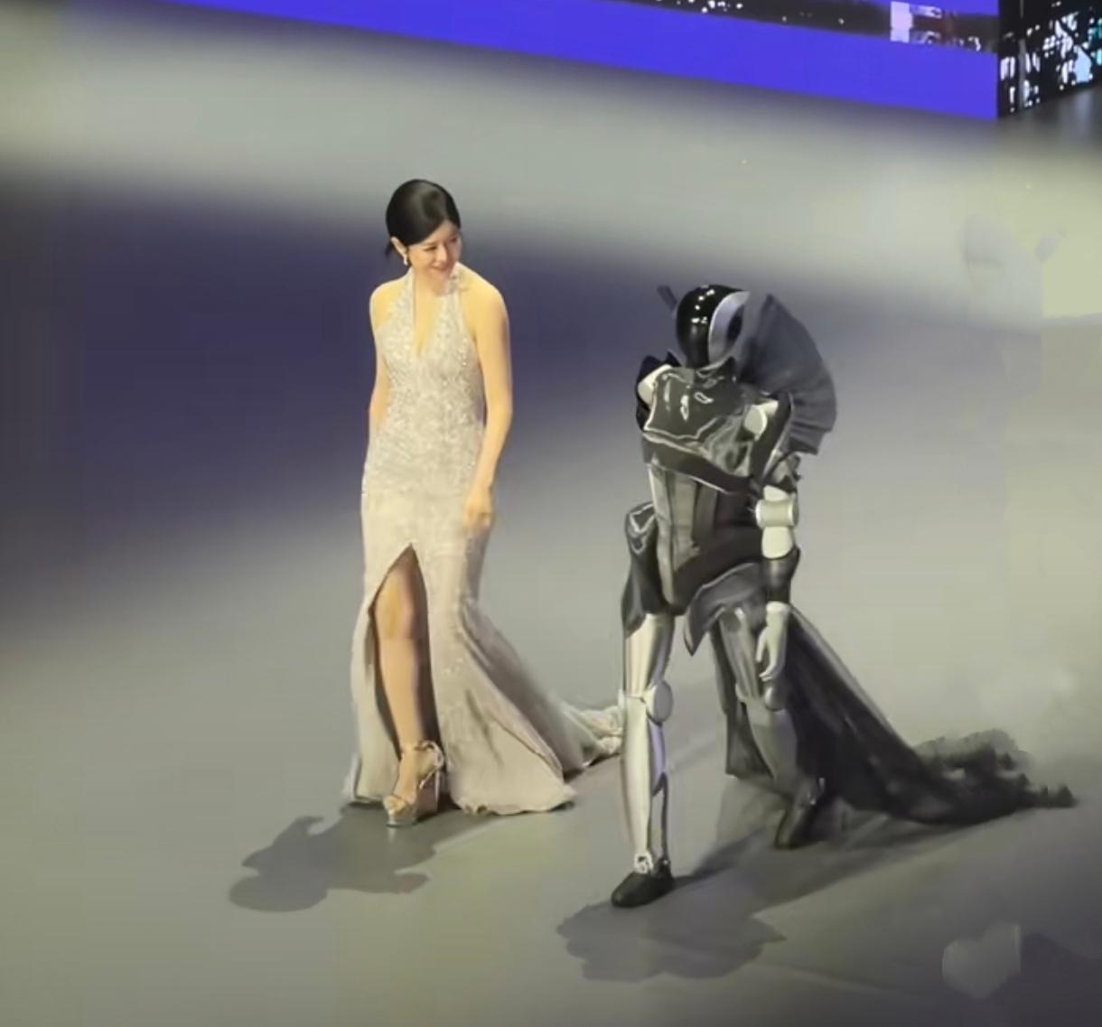 陈妍希和机器人走红毯上热搜！但更引人注意的是陈妍希的身材。陈妍希离婚后明显身材胖